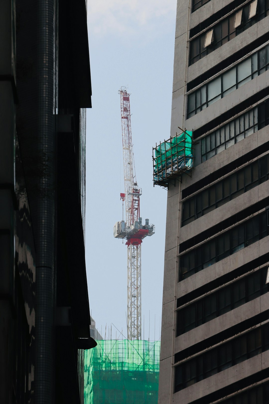 construction-crane-between-two-modern-buildings-ohikyml6wfg
